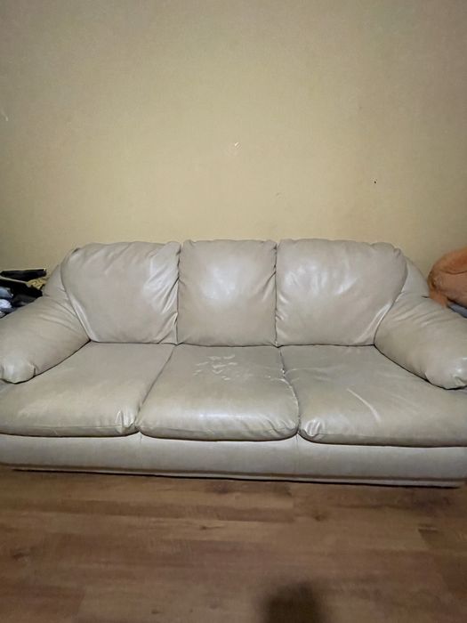 Подарявам диван има накъсано