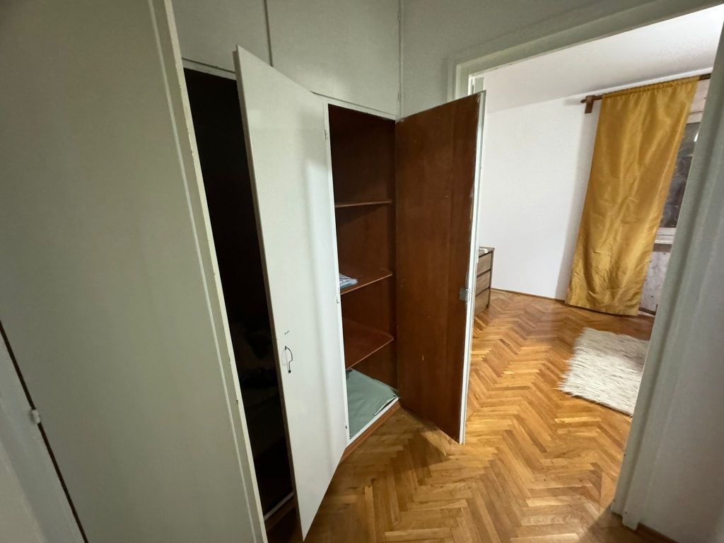 Închiriez apartament 3 camere