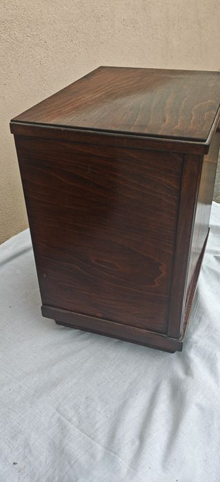 Vând 2 noptiere vintage, anii 60, stare foarte buna