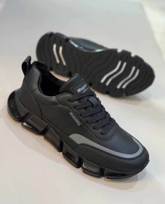 Krossovkalar kuz va qish uchun.