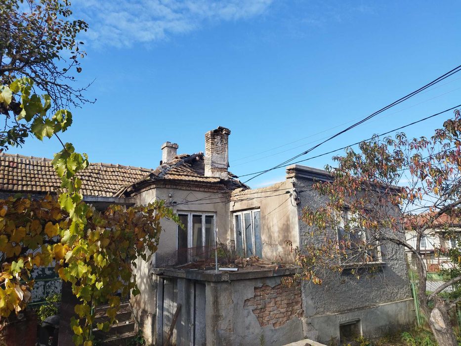 Къща с двор и гараж