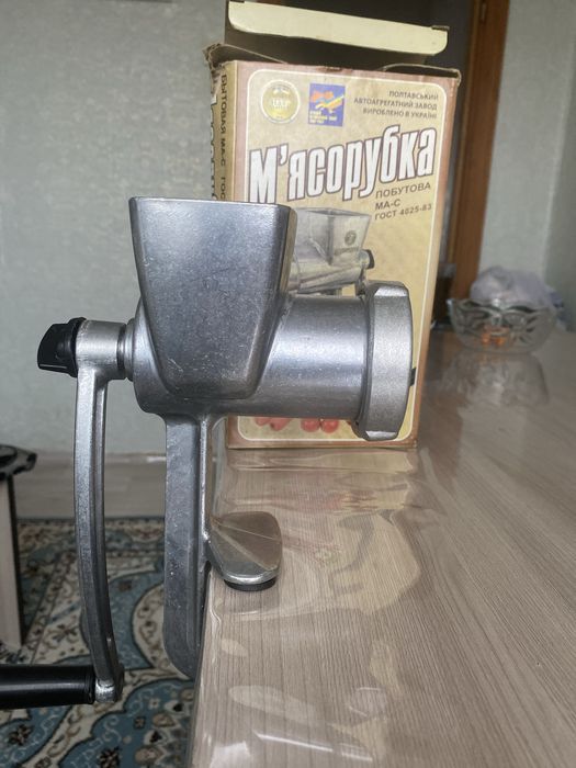 Мясорубка ручная б/у в отличном сосотоянии,пользовались несколько раз.