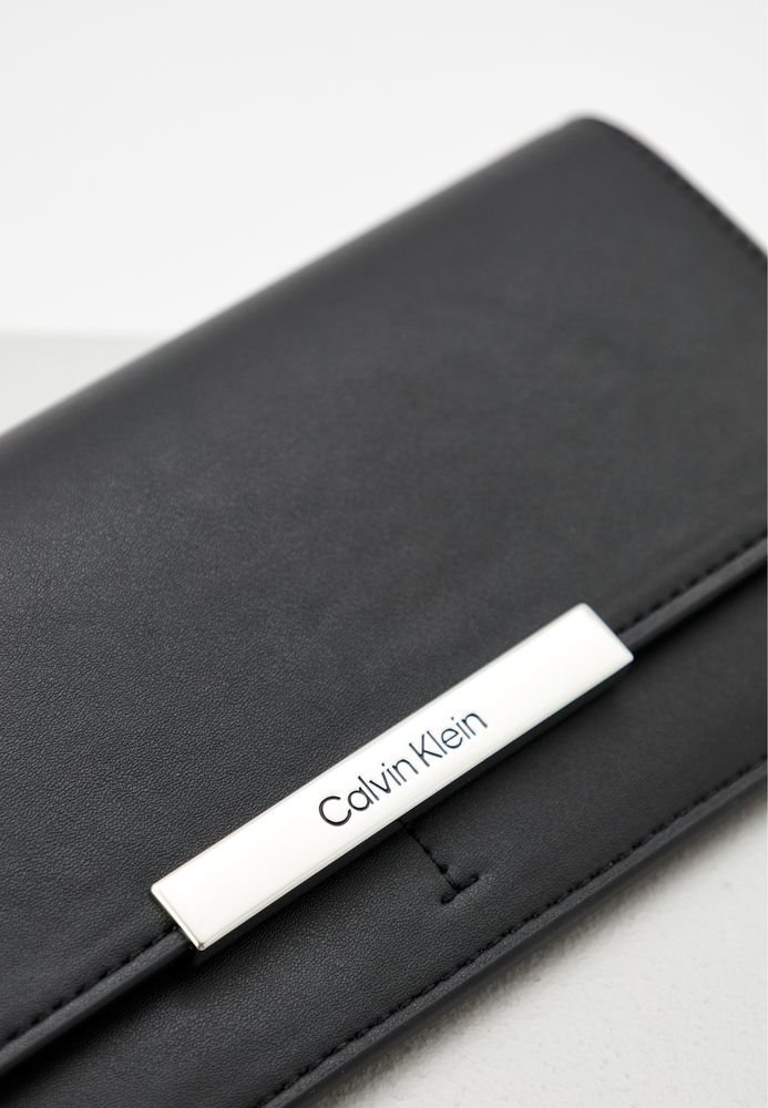 Оригинално дамско клъч портмоне Calvin Klein K60K612190