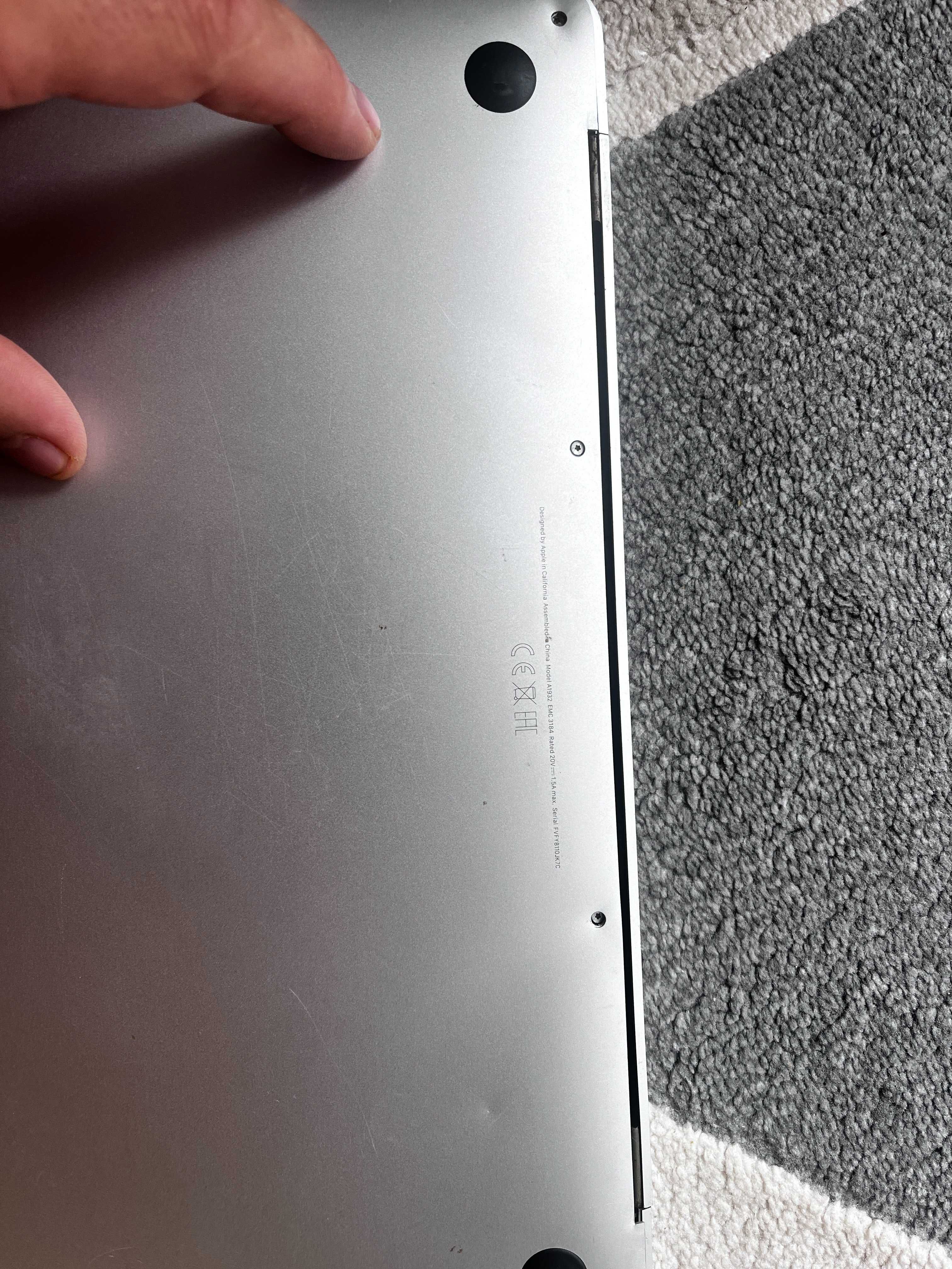 MacBook Air 13” A1932 (2018) – DEFECT, ecran spart, carcasă ruptă