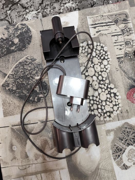 Dyson V8 +зарядно със стойка