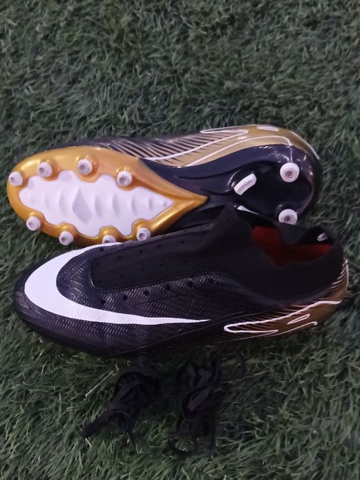 Бутсы почти новые. 40 размер