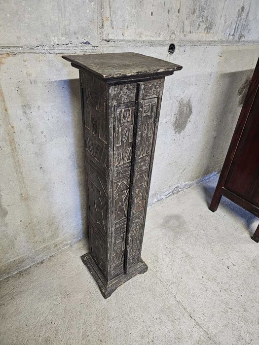 Шкафче/колонка с дърворезба