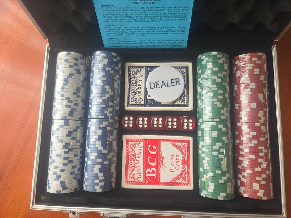 Нов комплект за покер от 200 части с метално куфарче.