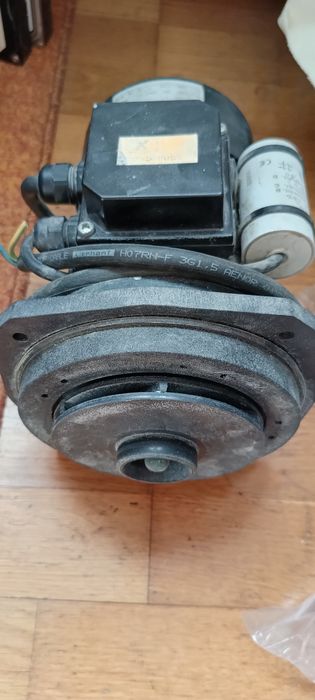 Vând motor electric 220v