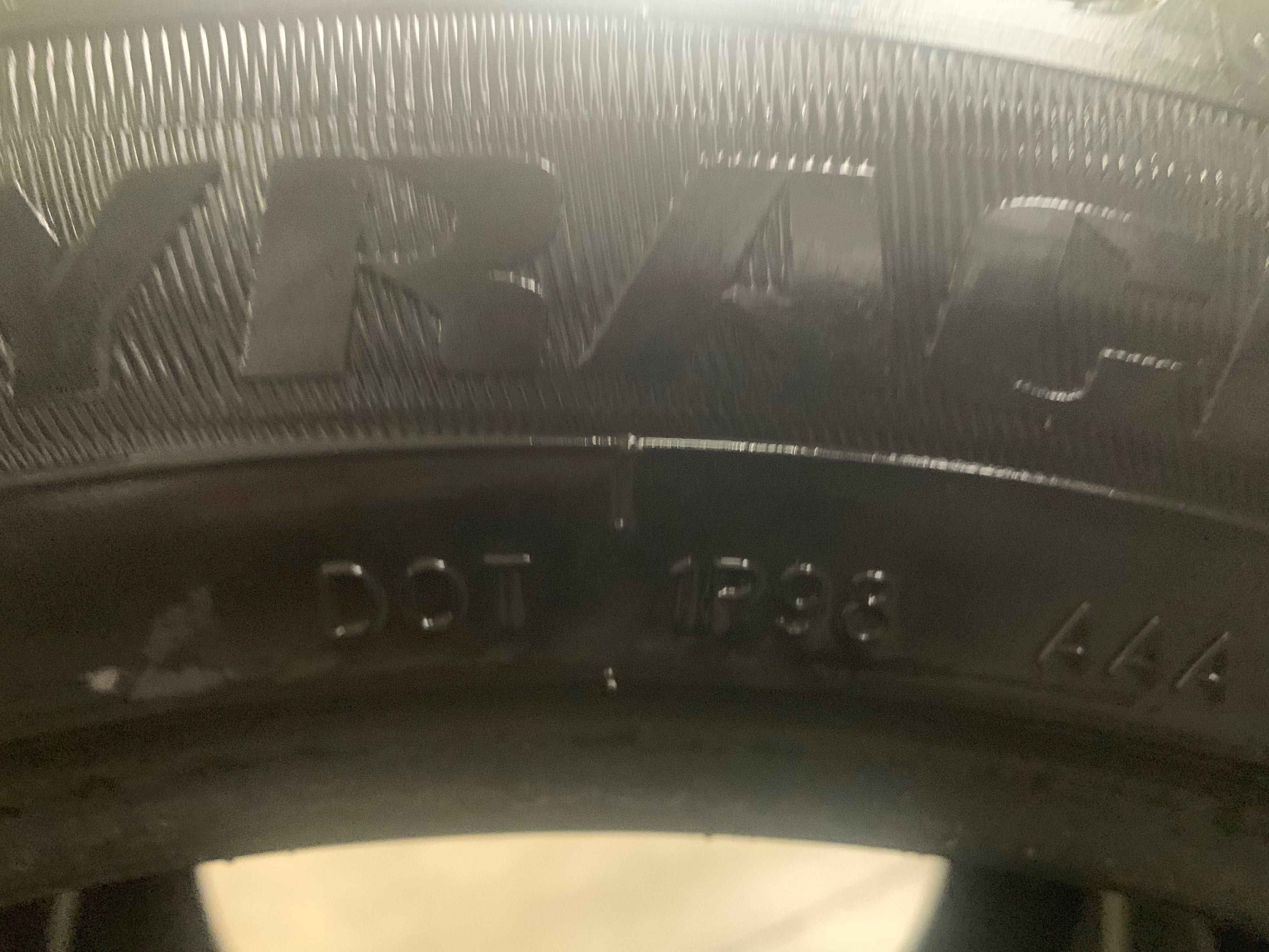 255/45/18 комплект гуми