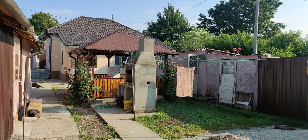 Vând casă cu curte