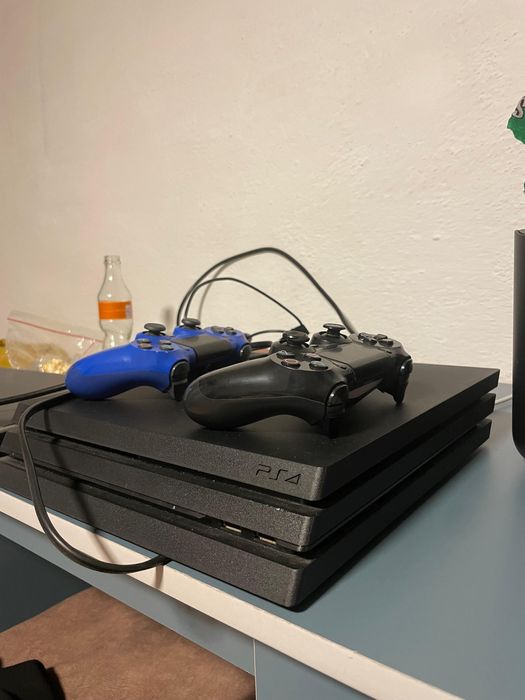 Ps4 pro 1Tb в отличном состоянии с двумя джойстиками