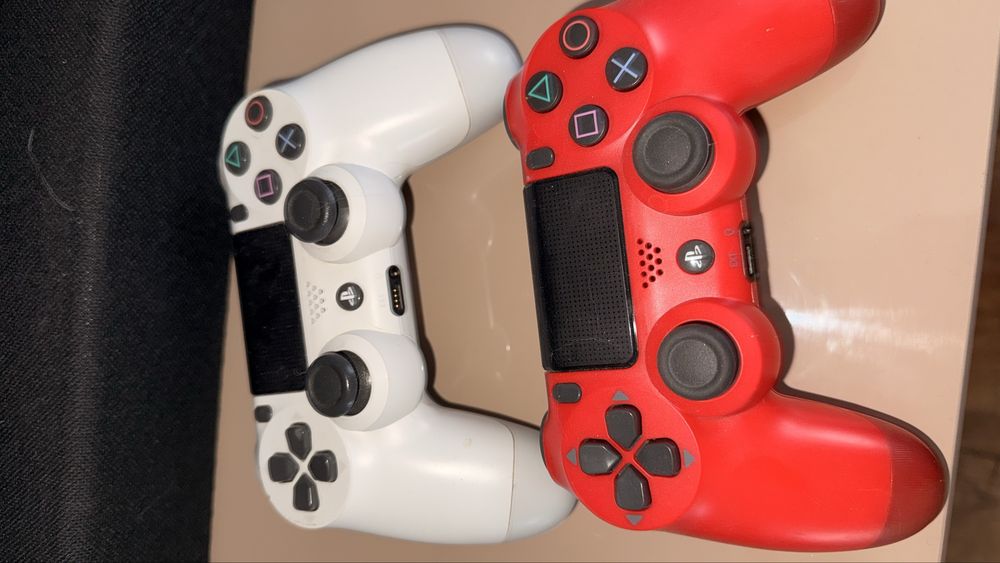 Playstation 4 PRO 1TB SSD с два контролера и станция за зареждане