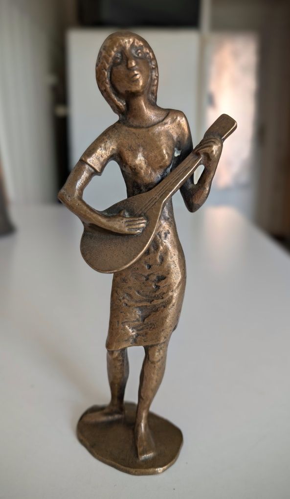 Statueta de bronz, fata cu mandolina