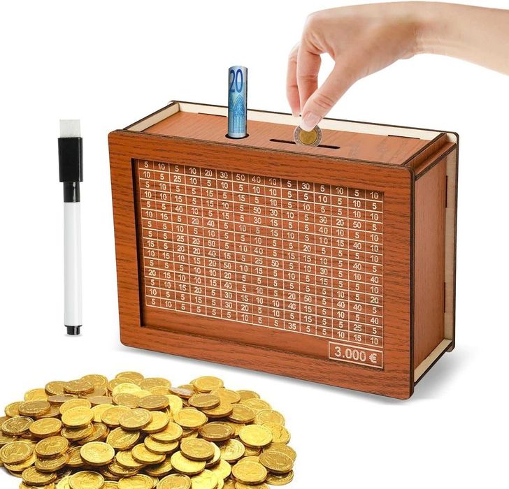 Дървена касичка с цел за спестяване от 3000 евро цифри за отбелязване