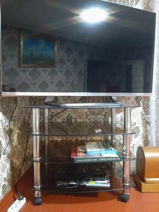 Тумба под телевизор, стеклянная
