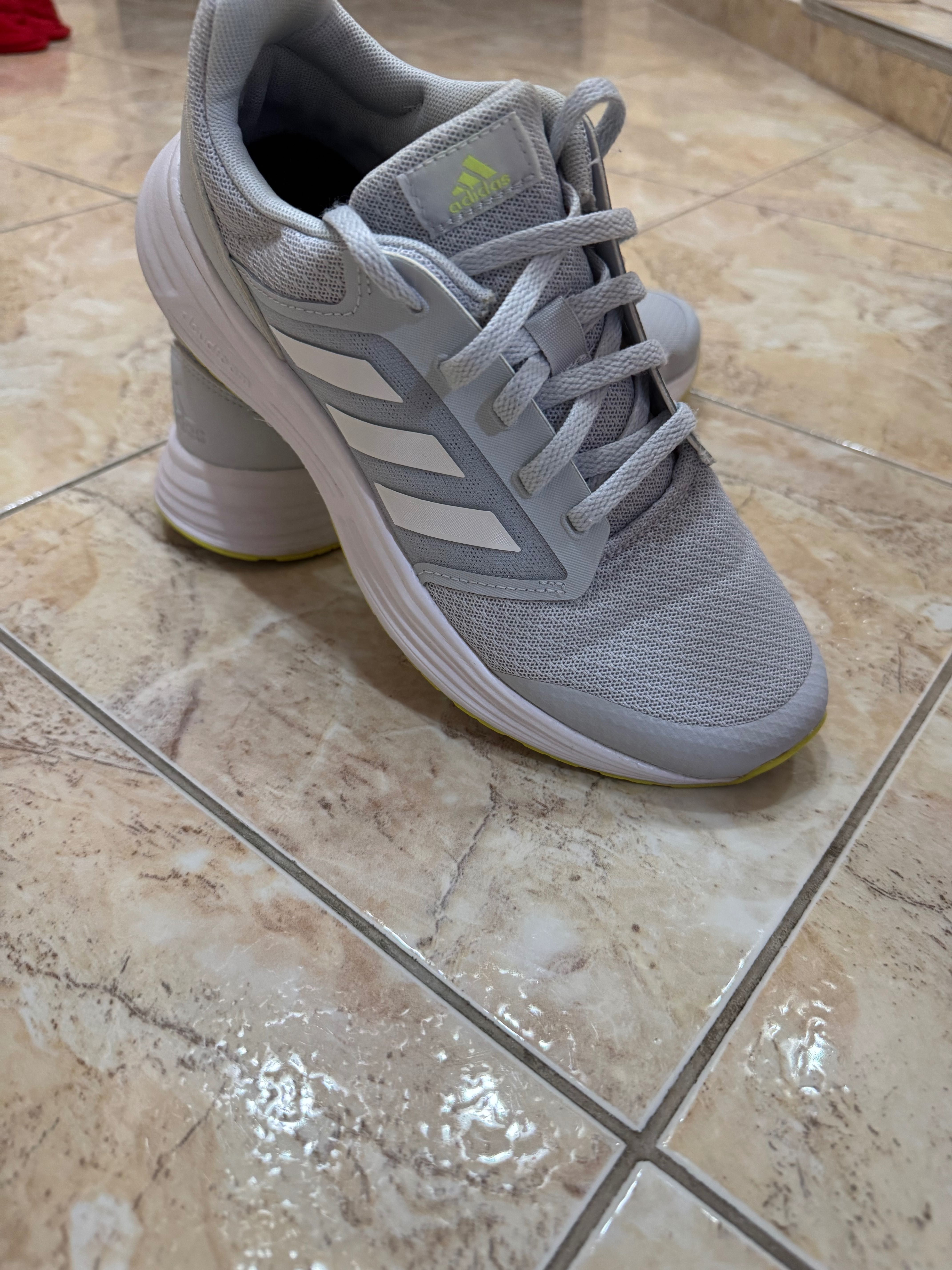 Продавам Дамски маратонки ADIDAS номер 38