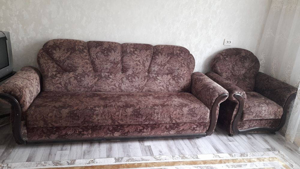 Продам диван с двумя креслами