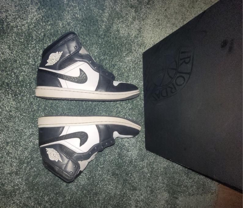 Jordan 1 Mid SE Panda Elephant