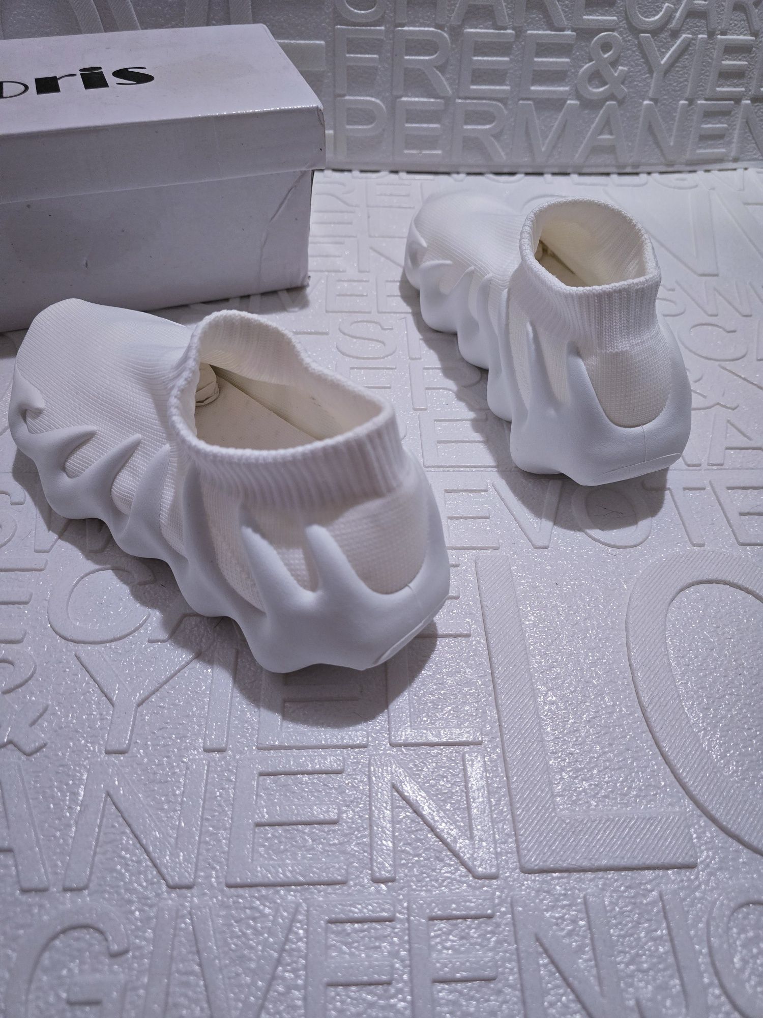 Маратонки Yezzy Бяло с лилаво маратонки