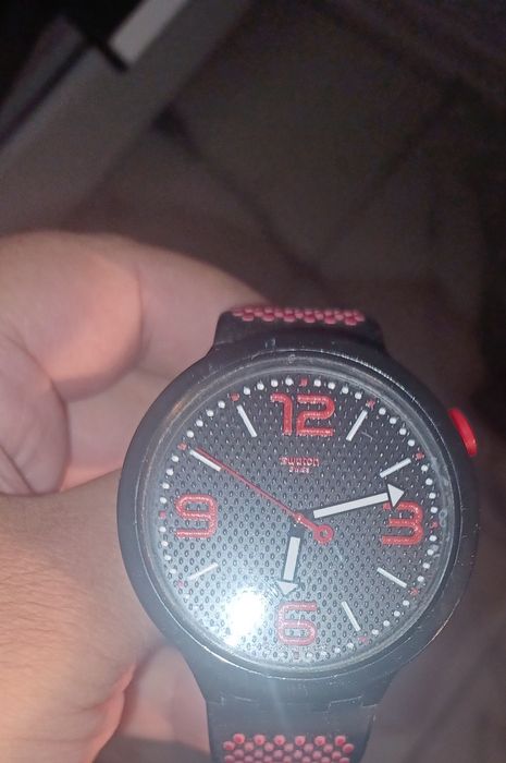 Продавам часовник swatch