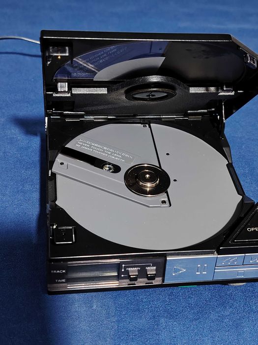 SONY D-50 Compact Disc Player, cu încărcător Sony, obiect de colecție.