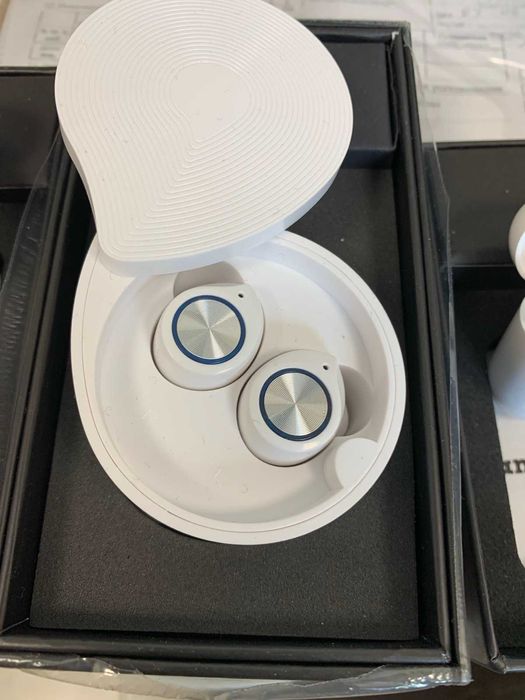 Напълно безжични слушалки с калъф за зареждане Mossmedia