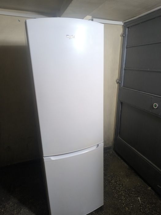 Хладилник с долен фризер Whirlpool