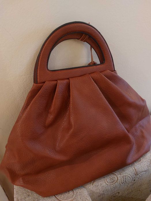 Дамска чанта в бежов цвят