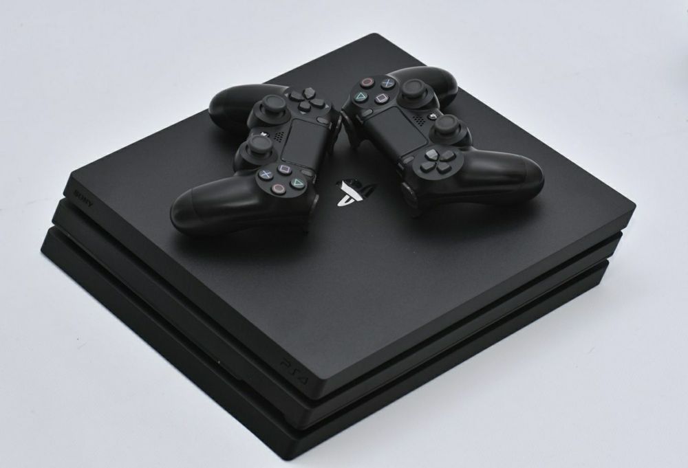 PS 4 Playstation 4 PRO cu manete si jocuri