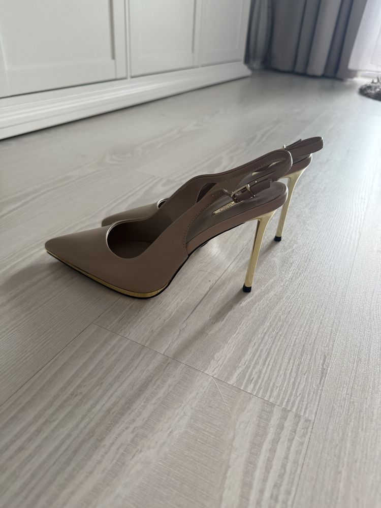 Vand pantofi toc subtire bej