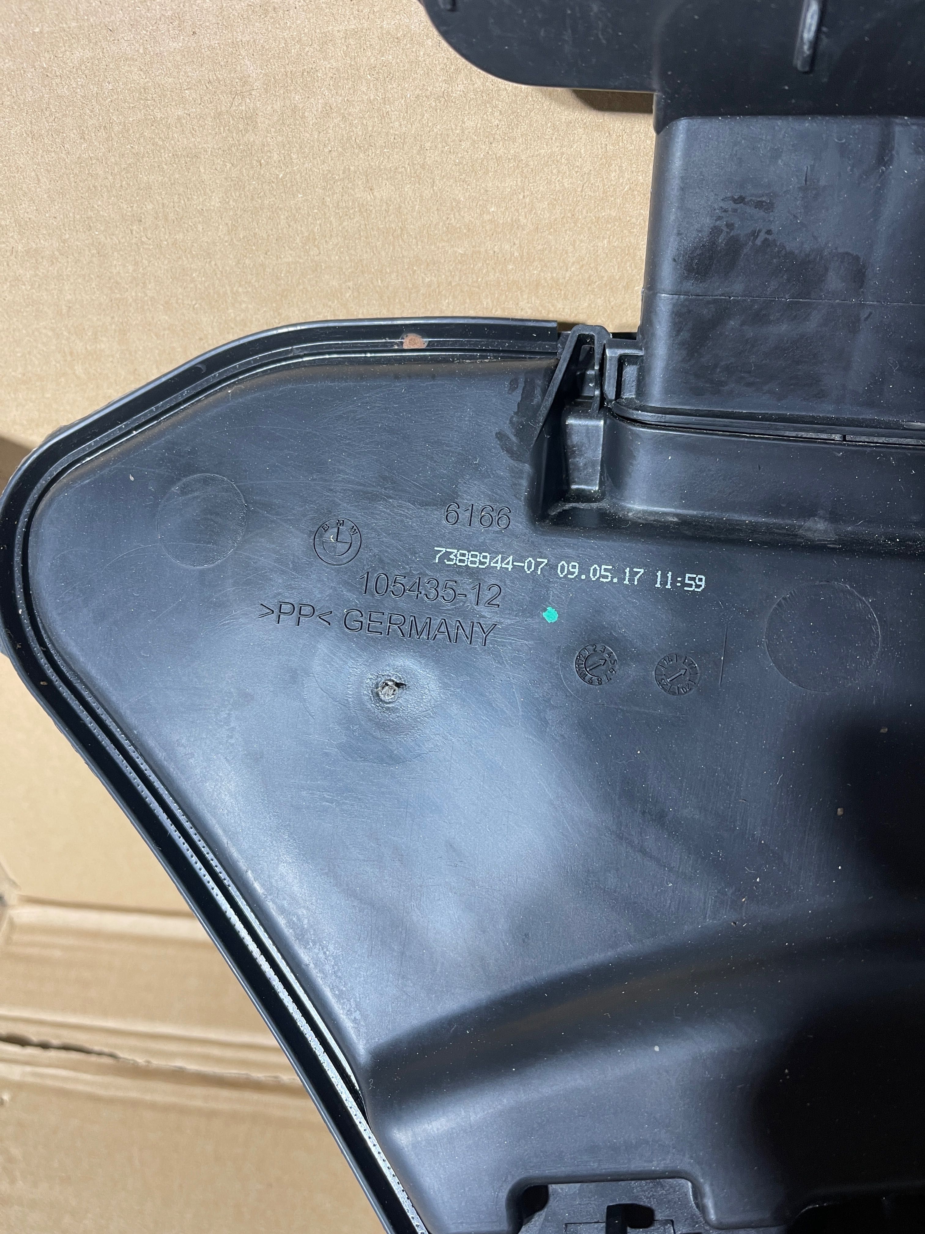 Rezervor spalator parbriz / Set duza  Bmw seria 5 G30/31 7 G11/12