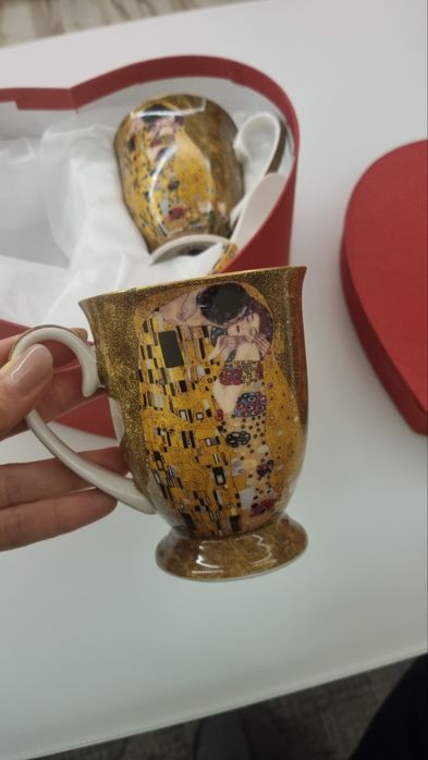 Комплект с две порцеланови чаши "Целувката"