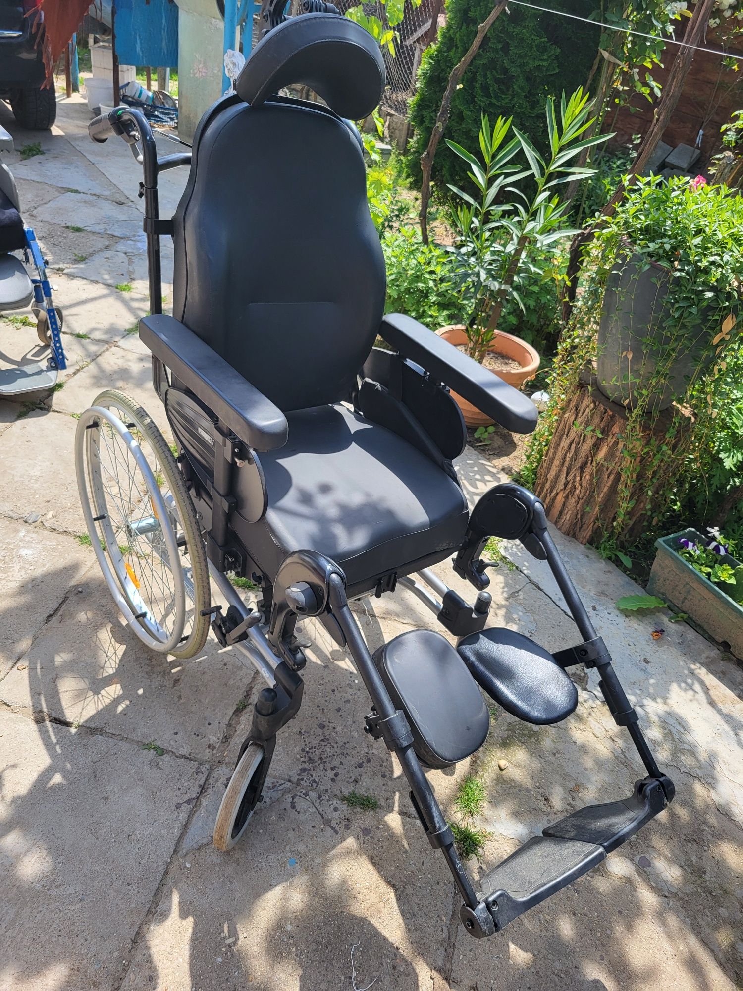 Carucior/fotoliu rulant pt. persoane cu dizabilitati