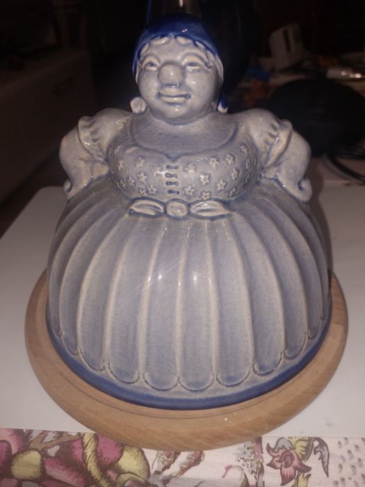 Стар немски съд за сервиране на сирене