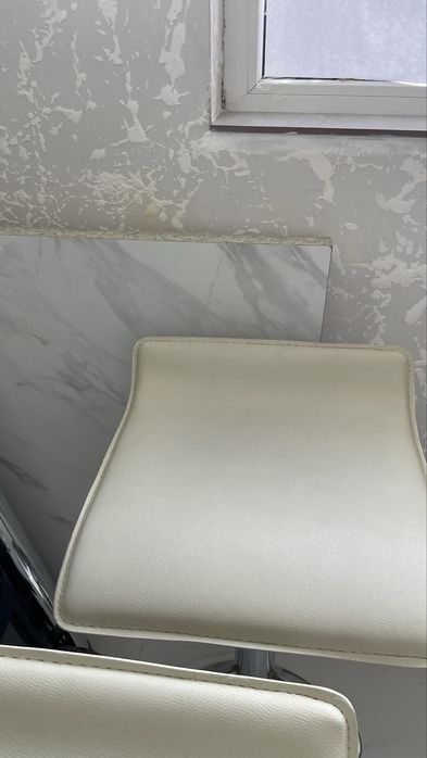 Срочно продаю барный столик с 2 стульями