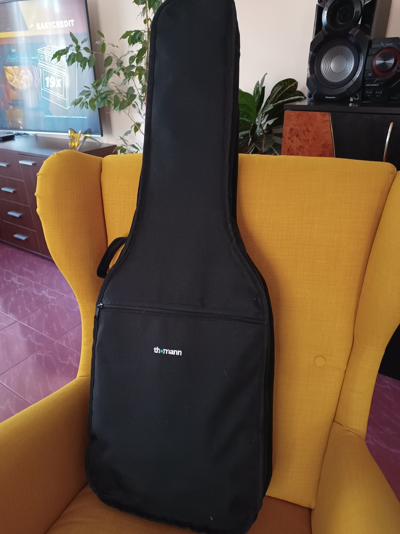 Електрическа китара Fender и класическа китара Fender 4/4