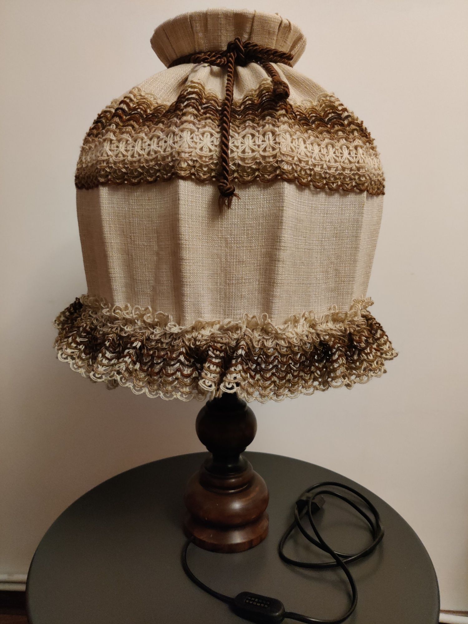 Lampadar Vintage 65H, cu bec, cadru lemn, material textil
