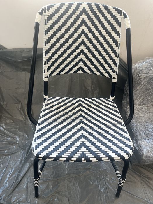 Стол за употреба на открито и закрито