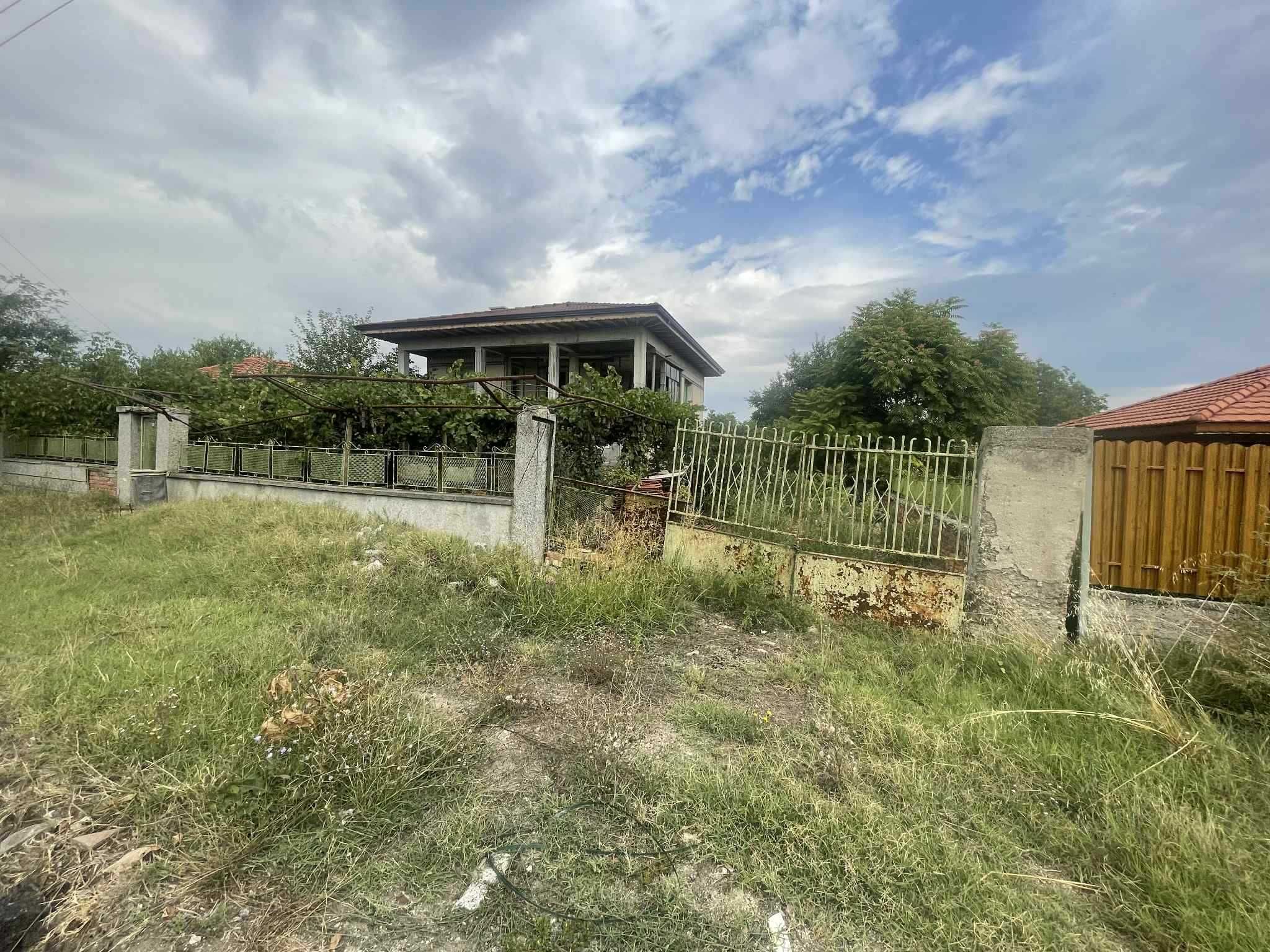 Продавам двуетажна къща в село Роза
