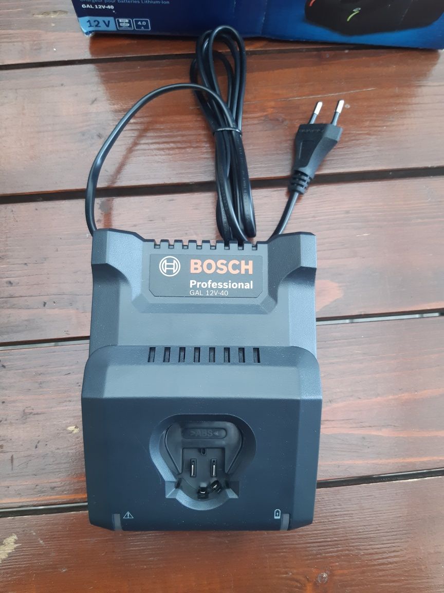 Incarcator Bosch 12v 4Ah NOU