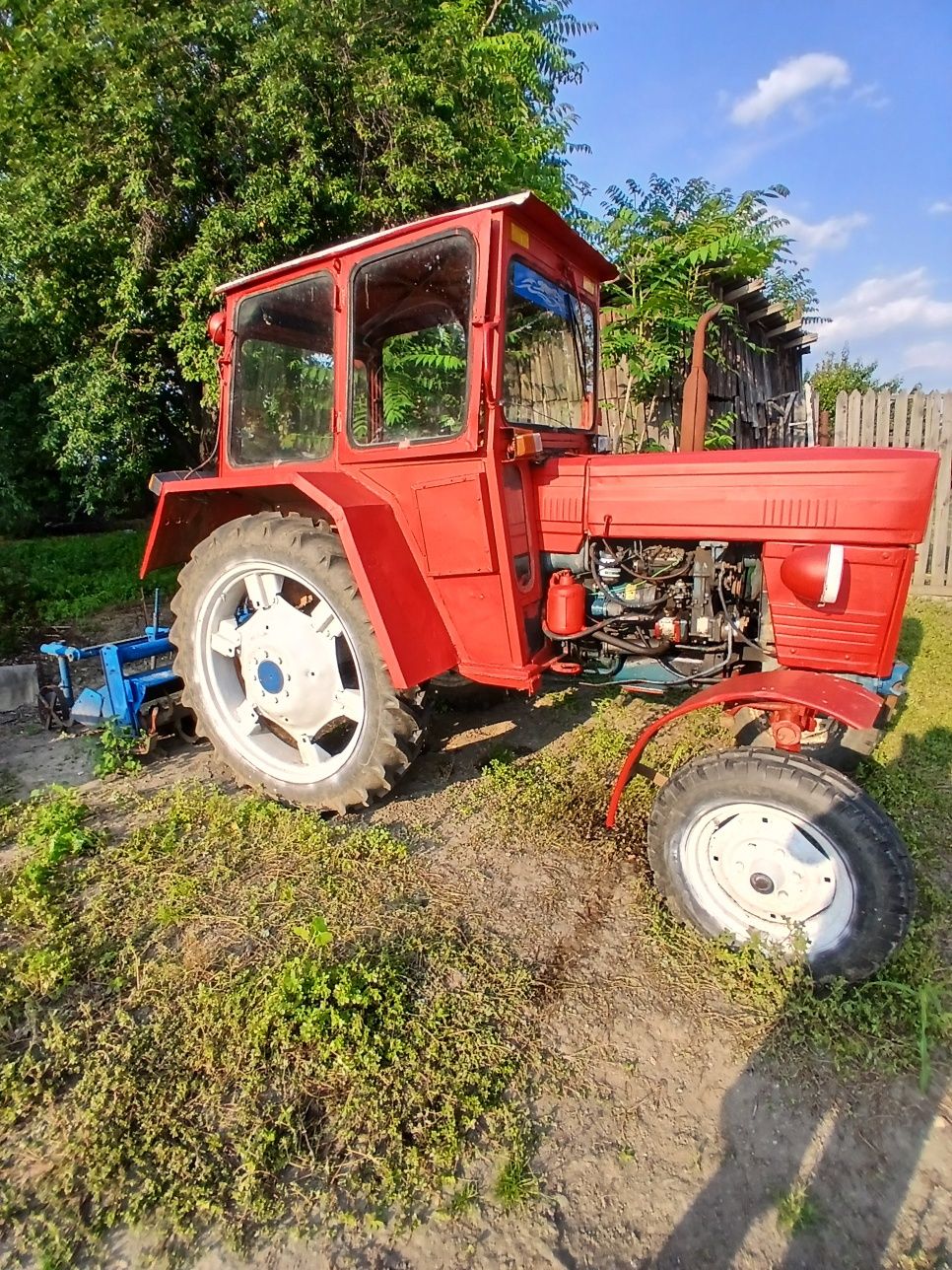 Vând tractor u445L plus utilaje