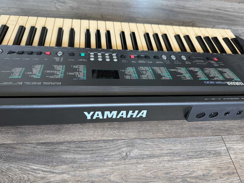 Синтезатор,пиано  YAMAHA PSR-300