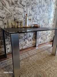 Продам кухонный стол стеклянный с металлическим ножками 5000тг