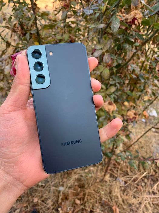 Samsung Galaxy S22 5G 
 Kor dok: yuq bularda bulmaydi
 Xotira: 256/8+8
