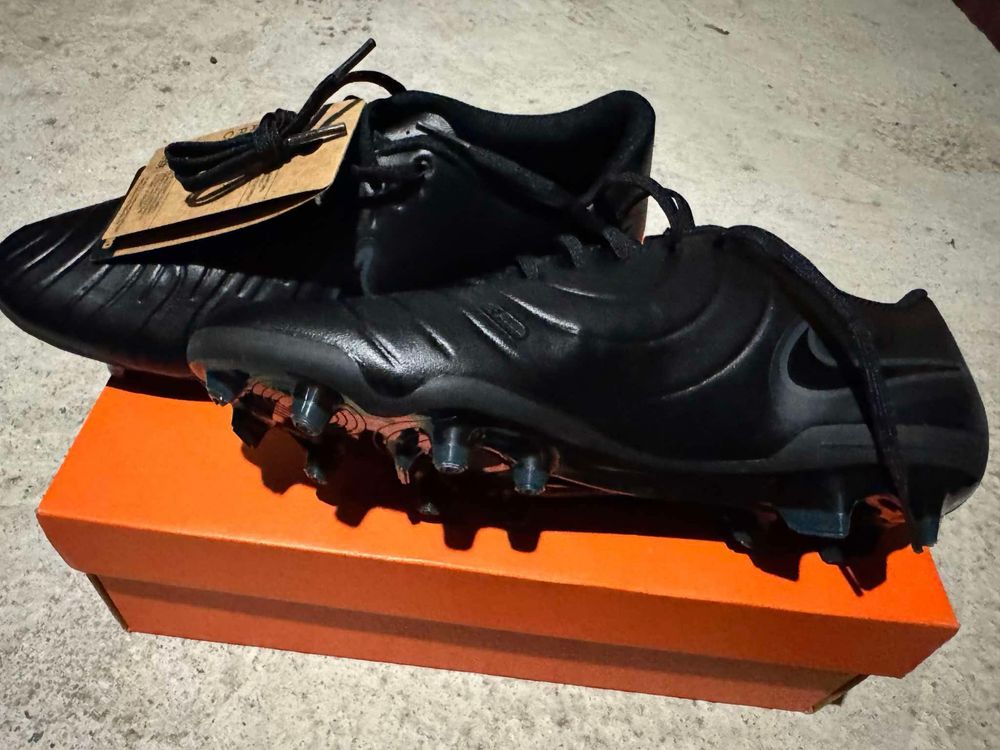Продавам чисто нови футболни бутонки Nike Tiempo 42