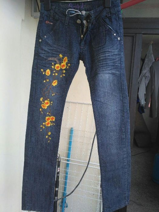 Дамски дънки с бродерия