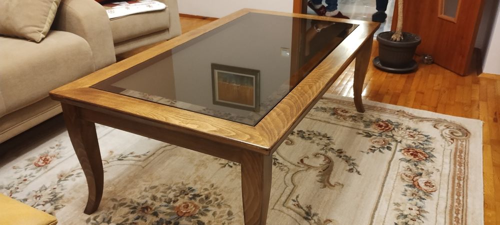 Холна маса, от масив, бук и стъкло, с размери 130х75х48см.
