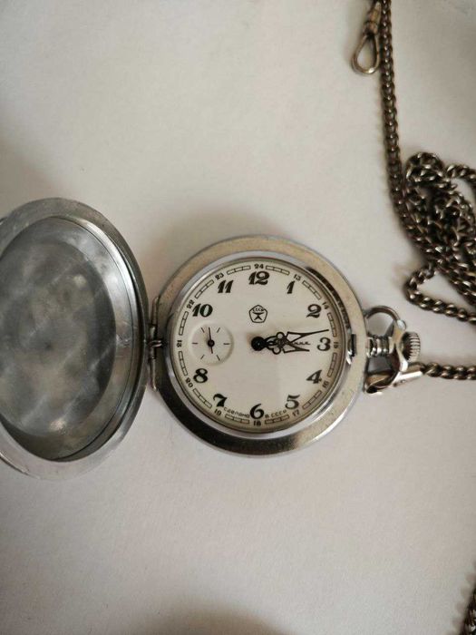 Продаю стол и советские часы.