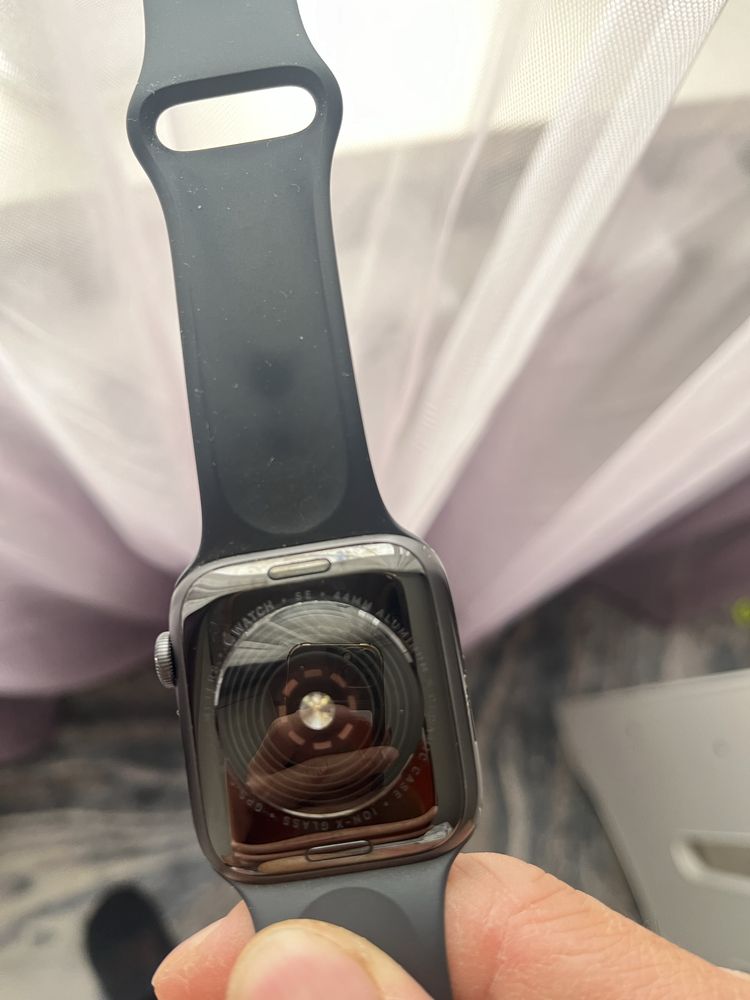 Продам apple whatch SE 44 мм. В хорошем состоянии.